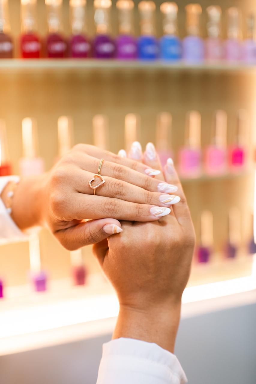 Unhas brancas marmorizadas