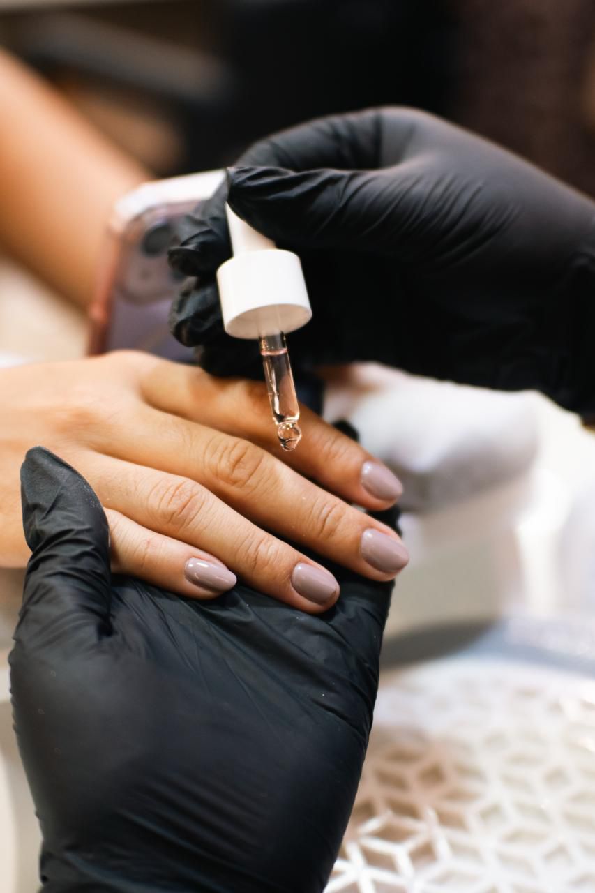 Aplicação de óleo de cutícula